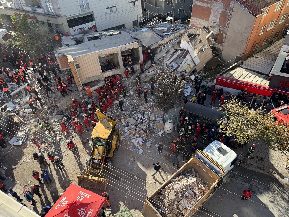 Kocaeli'nin Gebze ilçesinde çöken binada arama kurtarma çalışmaları gerçekleştiriliyor.
