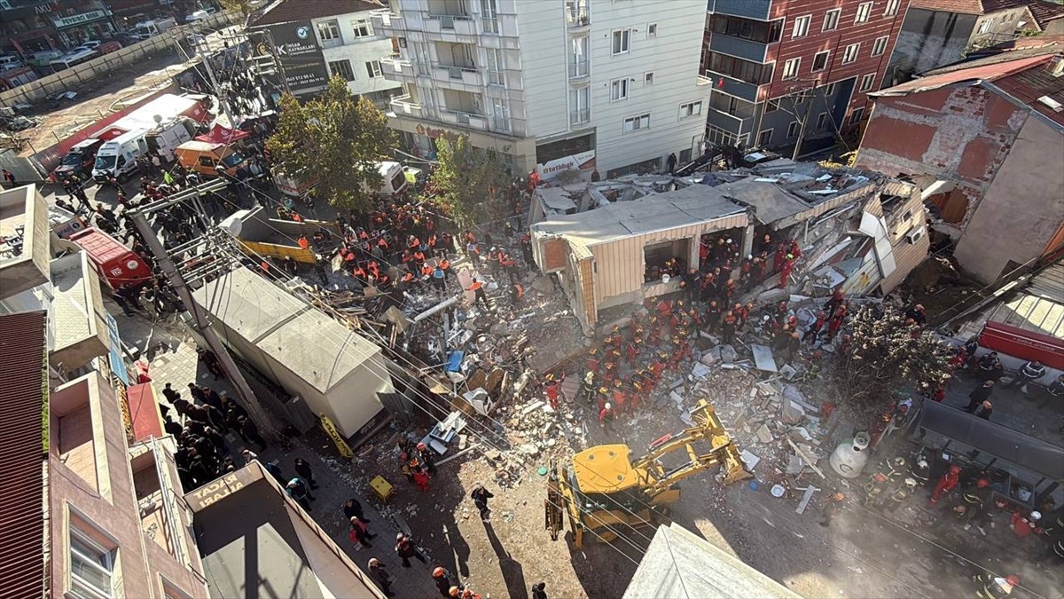 Kocaeli'nin Gebze ilçesinde çöken binada arama kurtarma çalışmaları gerçekleştiriliyor. Bölgeye...