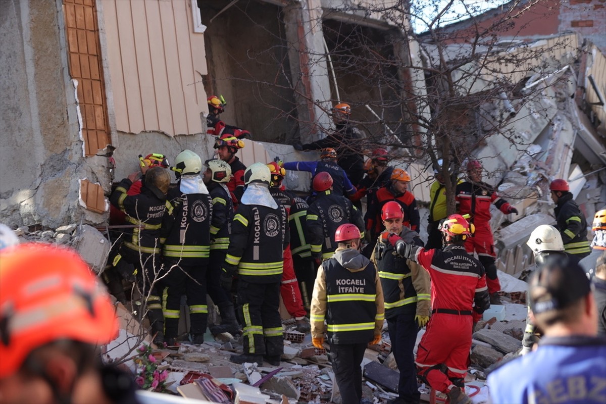Kocaeli'nin Gebze ilçesinde çöken binada arama kurtarma çalışmaları gerçekleştiriliyor. Bölgeye...