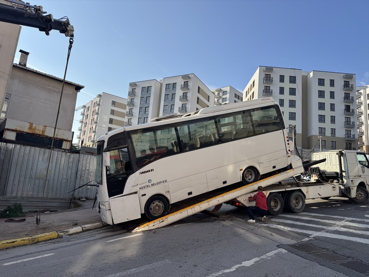 Kocaeli'nin İzmit ilçesinde binanın duvarına çarpan midibüsteki 3'ü polis 7 kişi yaralandı. Araç...