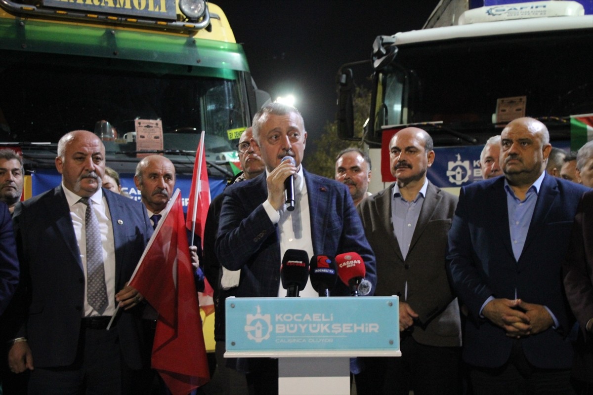 Kocaeli Büyükşehir Belediyesi tarafından Gazze'ye gönderilmek üzere hazırlanan insani yardım...