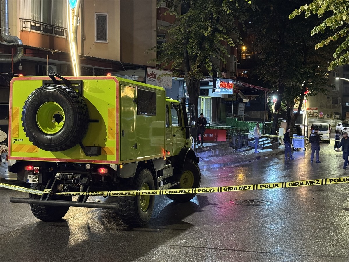 Kocaeli’nin İzmit ilçesinde çıkan silahlı kavgada bir kişi yaşamını yitirdi. Ekipler olay yerinde...