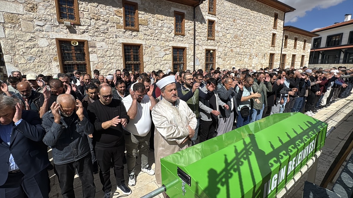 Konya'da güvenlik kamerasının kaydettiği kazada hayatını kaybeden kimya öğretmeni Mevlüt Külcü...