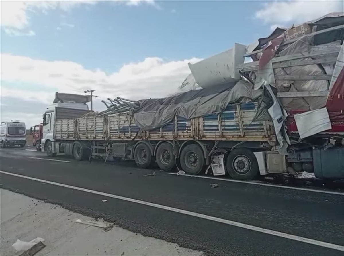 Konya'nın Ereğli ilçesinde 2 tır ve minibüsün karıştığı trafik kazasında 1 kişi hayatını kaybetti...