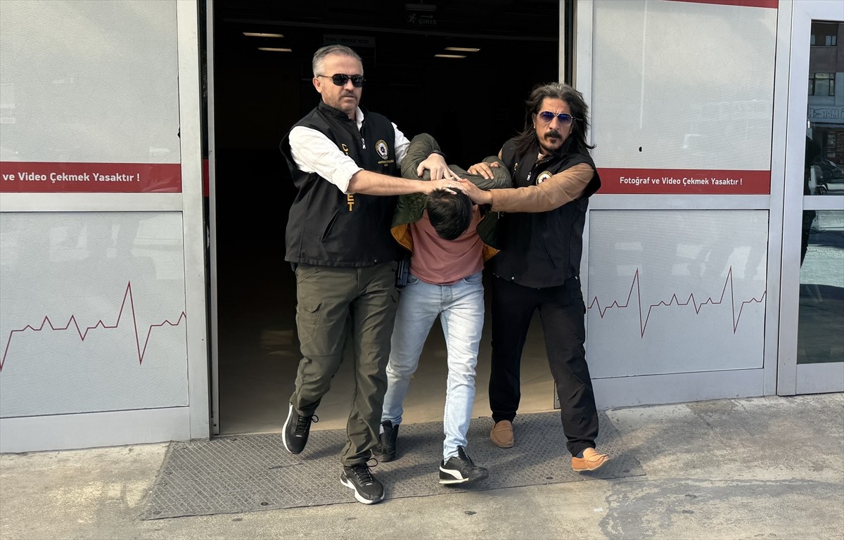 Konya'nın Karatay ilçesinde "yan bakma" meselesinden çıktığı iddia edilen ve 1 çocuğun öldüğü, 2...