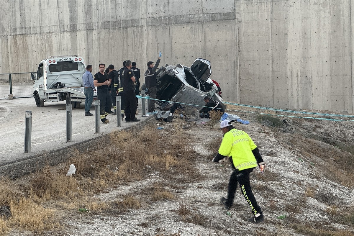 Konya'nın Meram ilçesinde devrilen otomobildeki 1 kişi öldü, 1 kişi yaralandı.