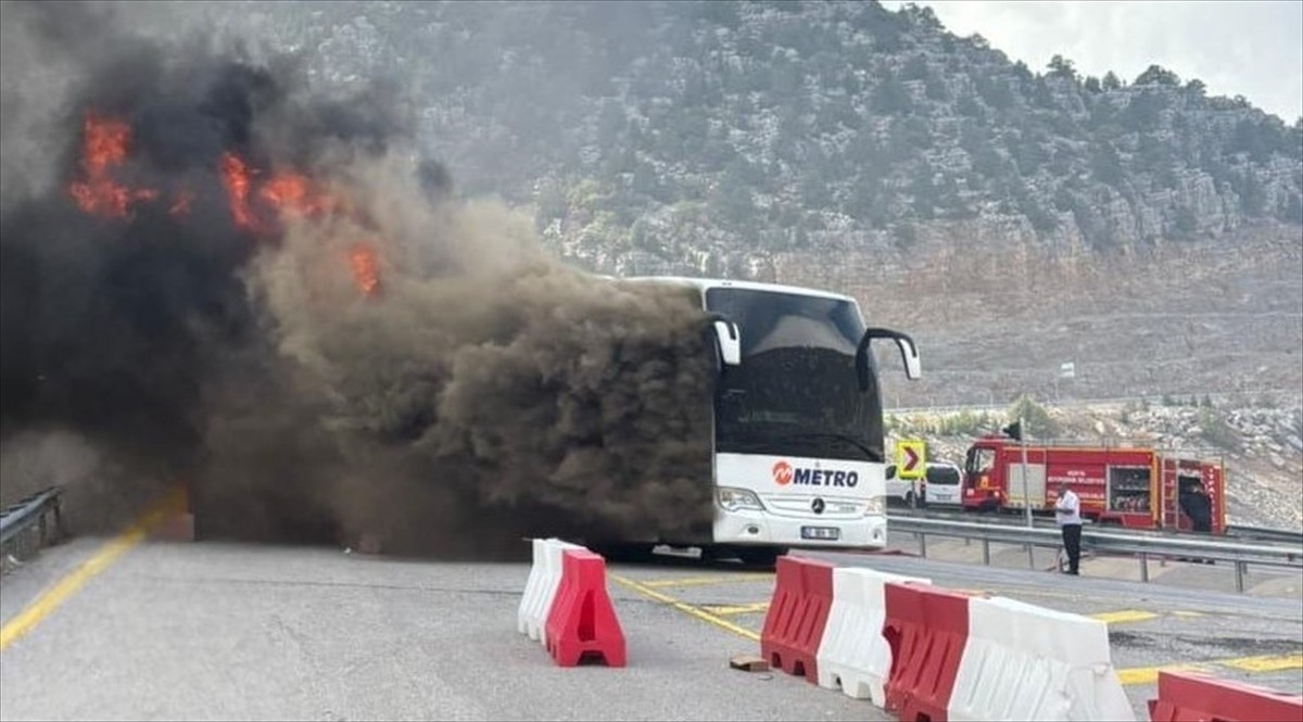 Konya'nın Seydişehir ilçesinde seyir halindeki yolcu otobüsünde çıkan yangın söndürüldü. İtfaiye...