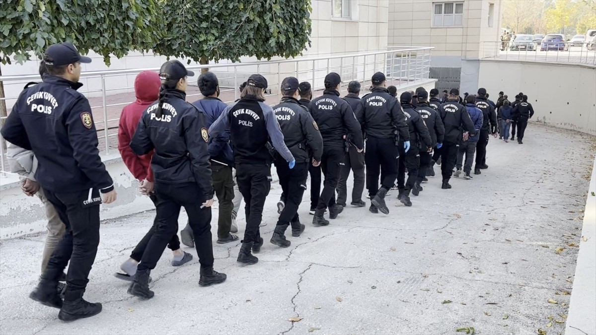 Konya merkezli 12 ilde düzenlenen "Narkokapan Konya" operasyonunda gözaltına alınan 446 şüpheliden...