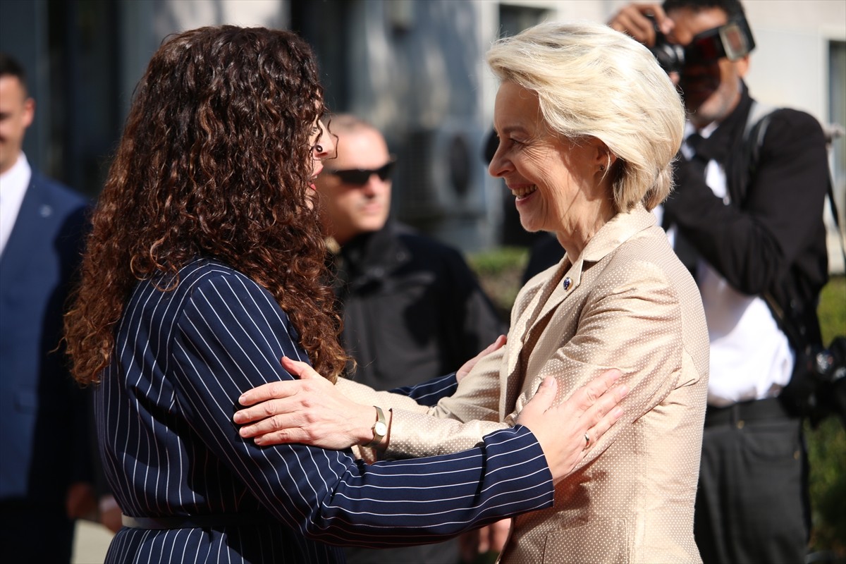 Kosova Cumhurbaşkanı Vjosa Osmani (solda), başkent Priştine'de AB Komisyonu Başkanı Ursula von der...