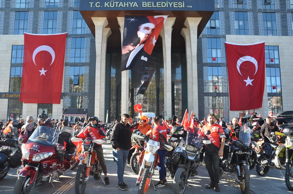 Kütahya'da 29 Ekim Cumhuriyet Bayramı dolayısıyla motosiklet grupları tarafından "Cumhuriyet...