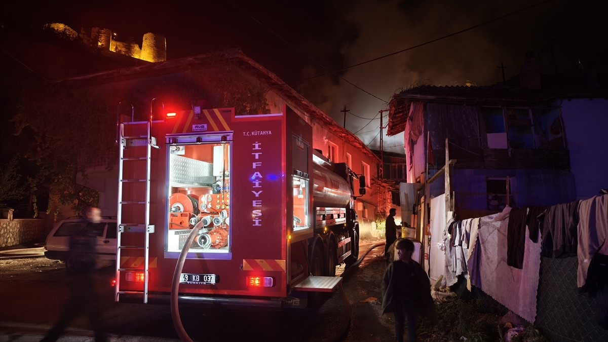 Kütahya'da iki katlı ahşap bir evde çıkan yangın, itfaiye ekiplerince söndürüldü.