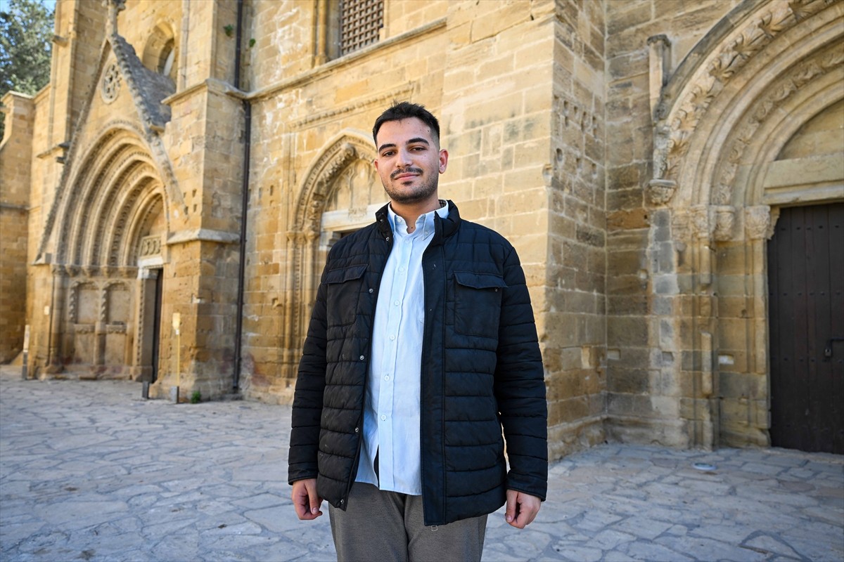 Kuzey Kıbrıs Türk Cumhuriyeti'nde (KKTC) 19 Ekim'de yapılacak cumhurbaşkanı seçiminde iki devletli...