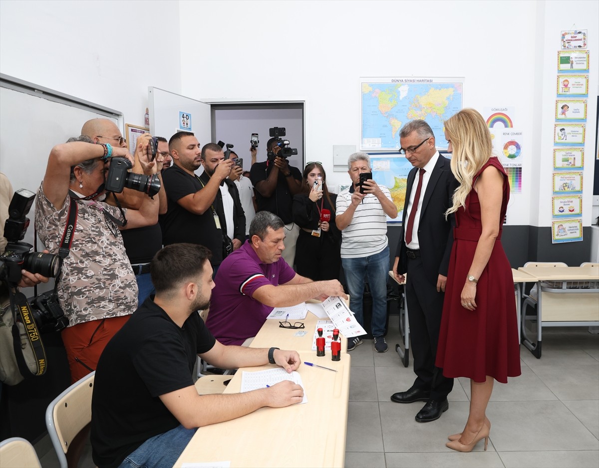 Kuzey Kıbrıs Türk Cumhuriyeti'nde (KKTC) cumhurbaşkanı seçiminde aday olan ana muhalefet...