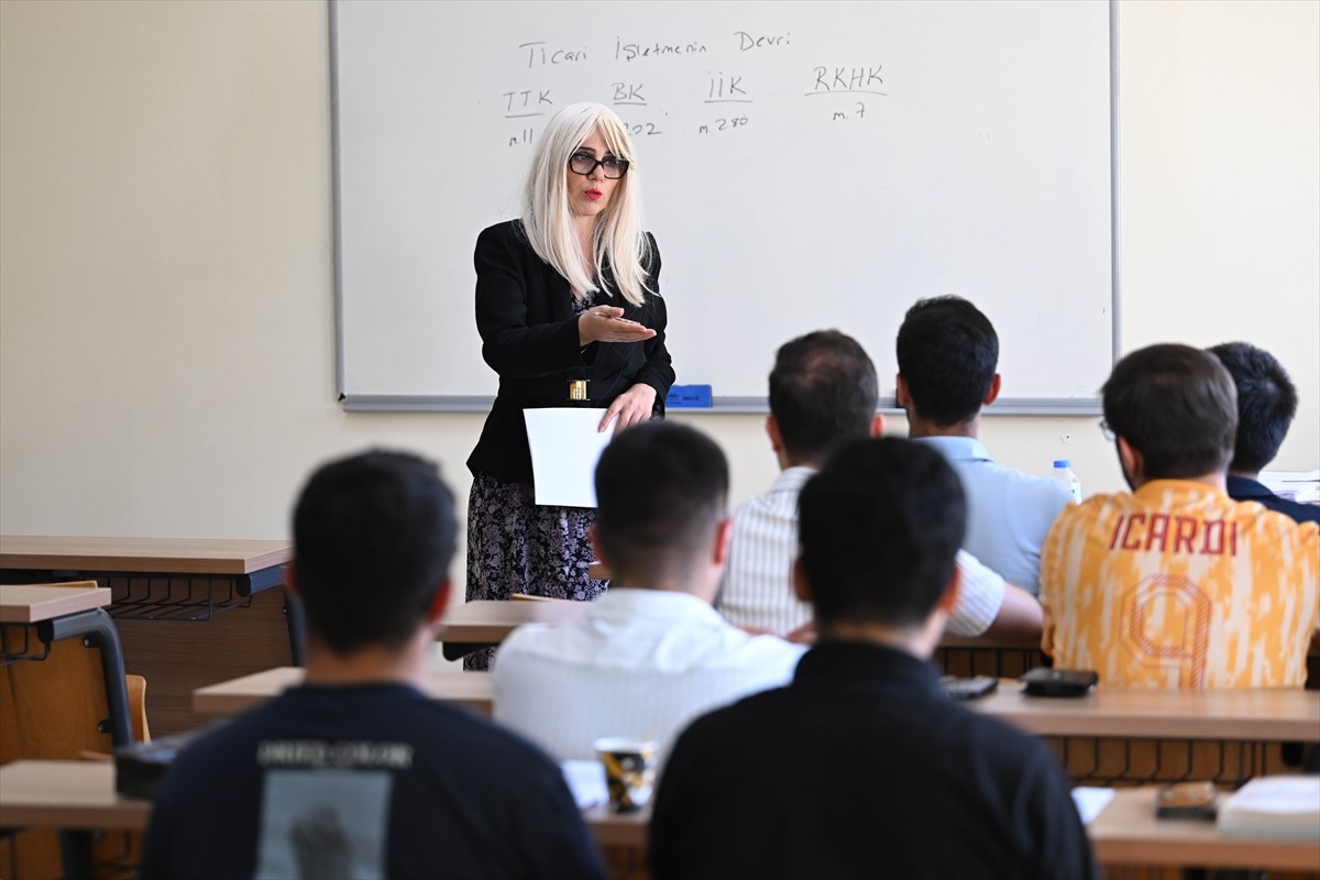 Kuzey Kıbrıs Türk Cumhuriyeti'nde (KKTC) yarın yapılacak cumhurbaşkanlığı seçimi öncesinde...