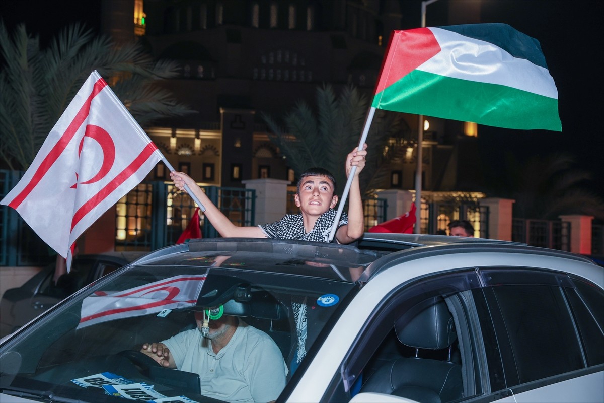 Kuzey Kıbrıs Türk Cumhuriyeti'nin (KKTC) başkenti Lefkoşa'da, İsrail saldırılarını protesto etmek...