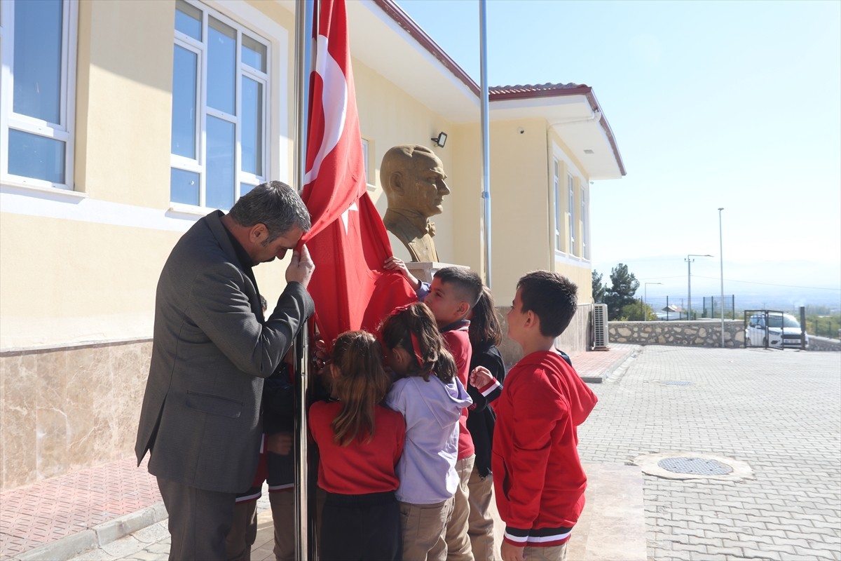 Malatya'nın Akçadağ ilçesindeki Güzyurdu Vestel Erdi Canbay İlkokulu'nda eğitim gören çocuklara...