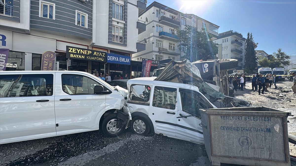 Malatya'nın Yeşilyurt ilçesinde freni arızalanan kamyon, kırmızı ışıkta ve yol kenarında bekleyen...