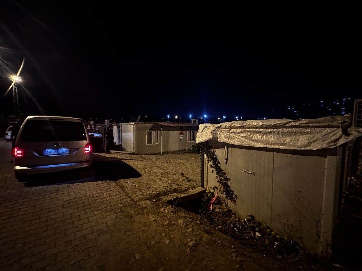 Malatya'nın Yeşilyurt ilçesinde iki kişi arasında çıkan silahlı kavgada 1 kişi yaralandı. Polis...