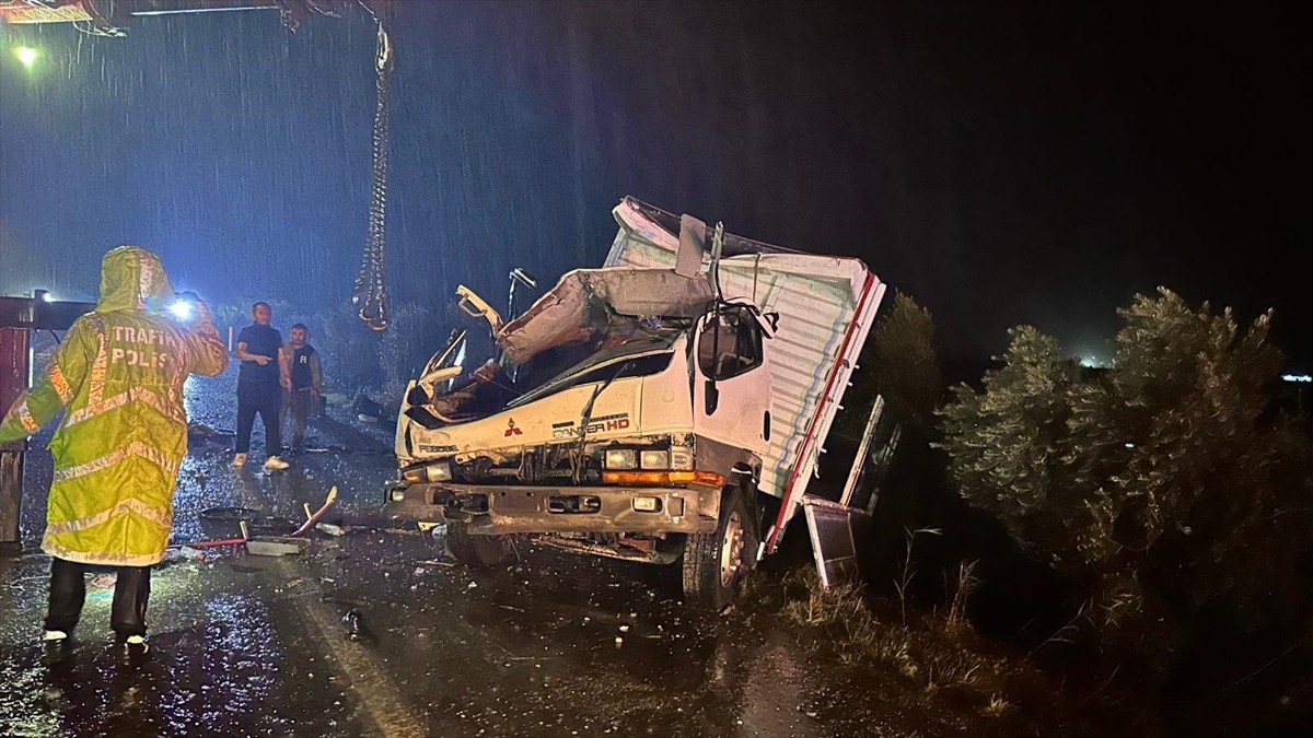  Manisa'nın Alaşehir ilçesinde, devrilen kamyonetin karşı şeride geçerek otomobille çarpışması...