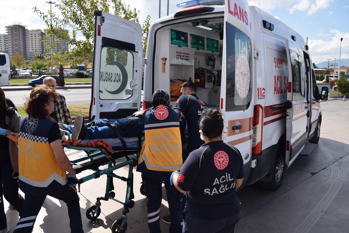 Manisa'nın Turgutlu ilçesinde eski eşi ve yanındaki kişiyi bıçakla yaralayan şüpheli gözaltına...