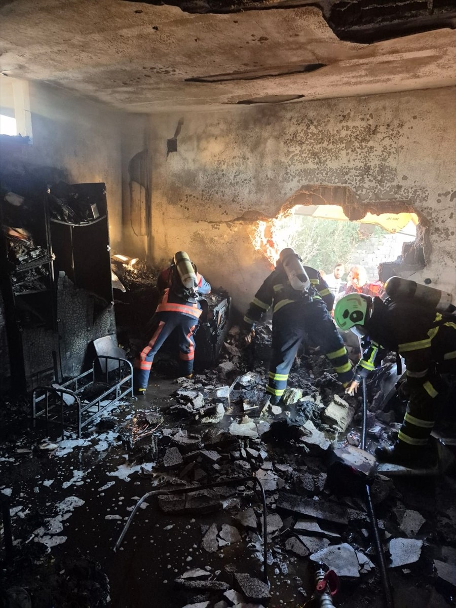 Mardin'in Kızıltepe ilçesinde bir binada çıkan yangında dumandan etkilenen 1 çocuk öldü, 12 kişi...