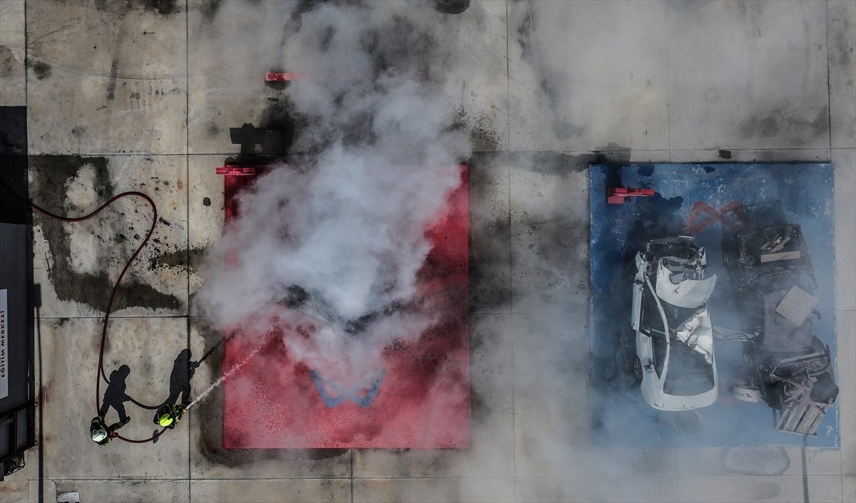 Mersin'de görev yapan kadın itfaiyeciler, olası afetlere hızlı ve etkin şekilde müdahalede...