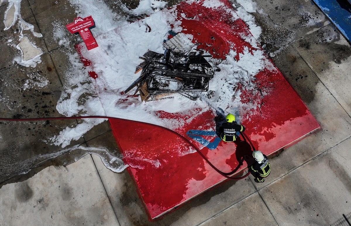 Mersin'de görev yapan kadın itfaiyeciler, olası afetlere hızlı ve etkin şekilde müdahalede...
