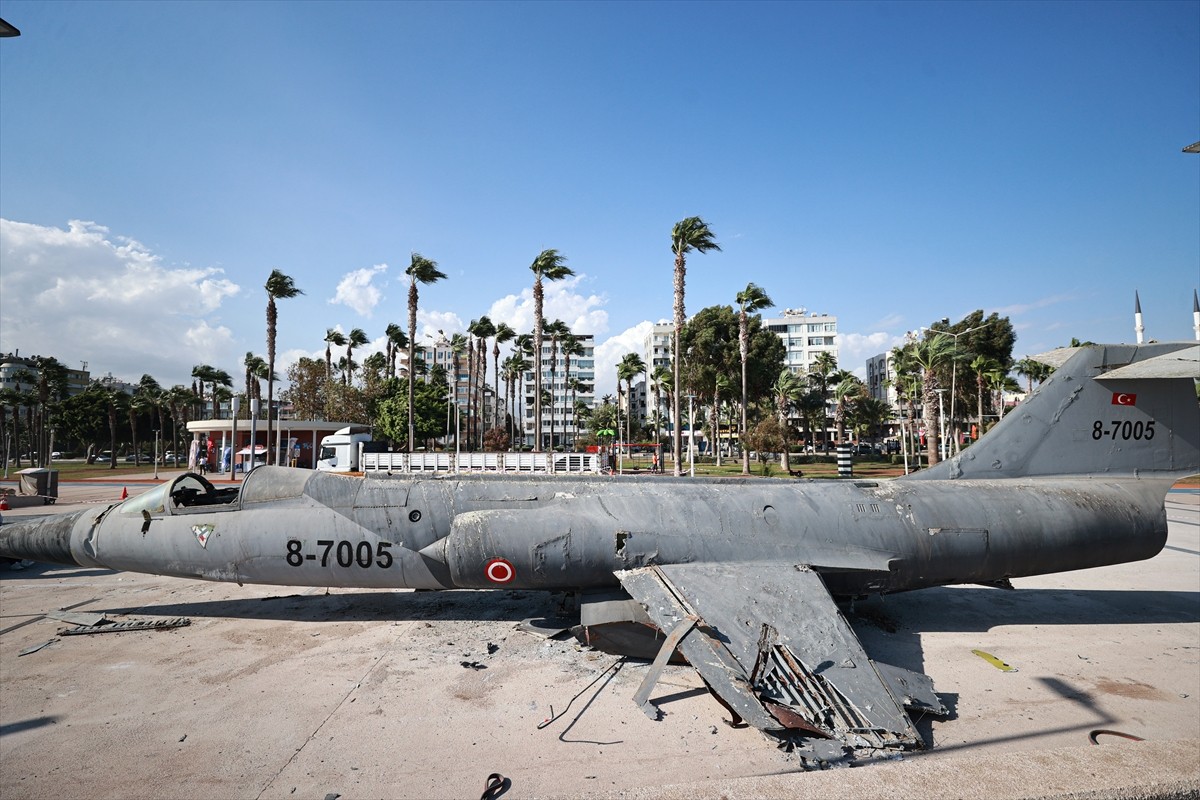 Mersin'de uzun yıllardır sergilendiği sahilin simgesi olan "CF-104 Starfighter" tipi bombardıman...