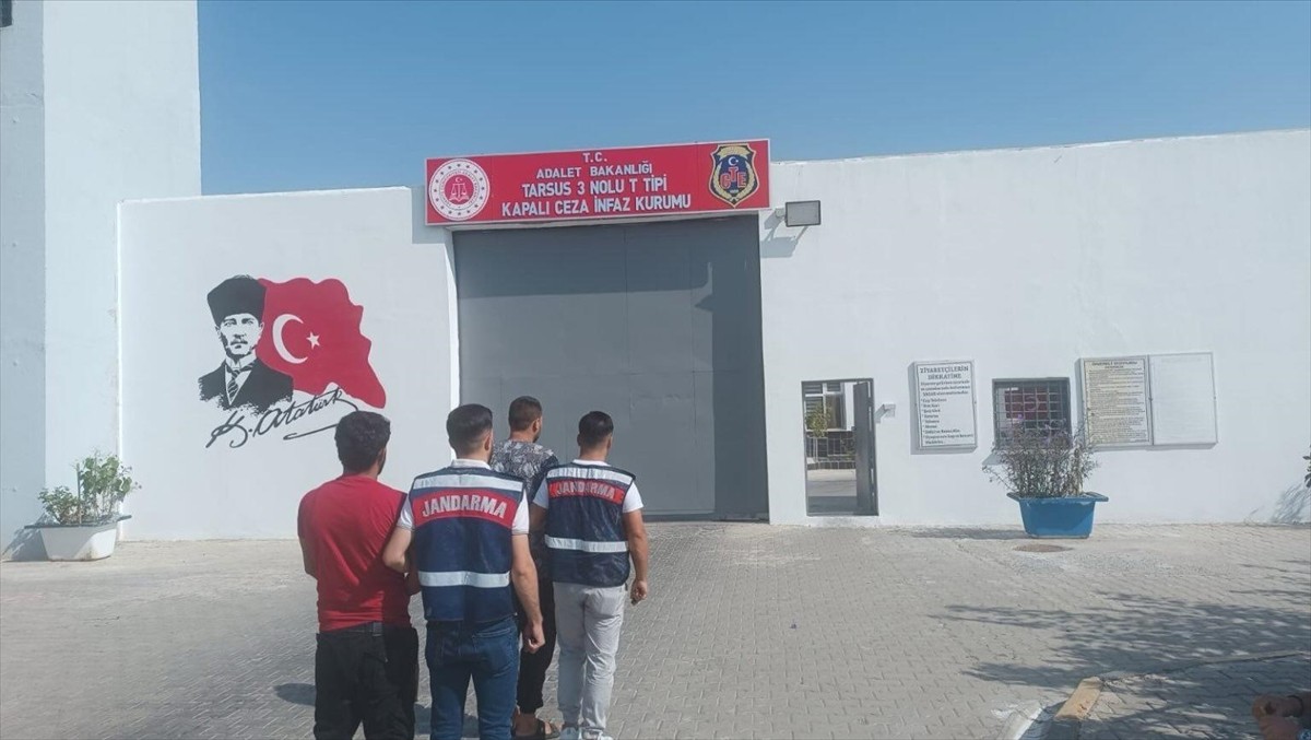 Mersin'in Akdeniz ilçesinde terör örgütü DEAŞ'a yönelik operasyonda yakalanan 2 zanlı...
