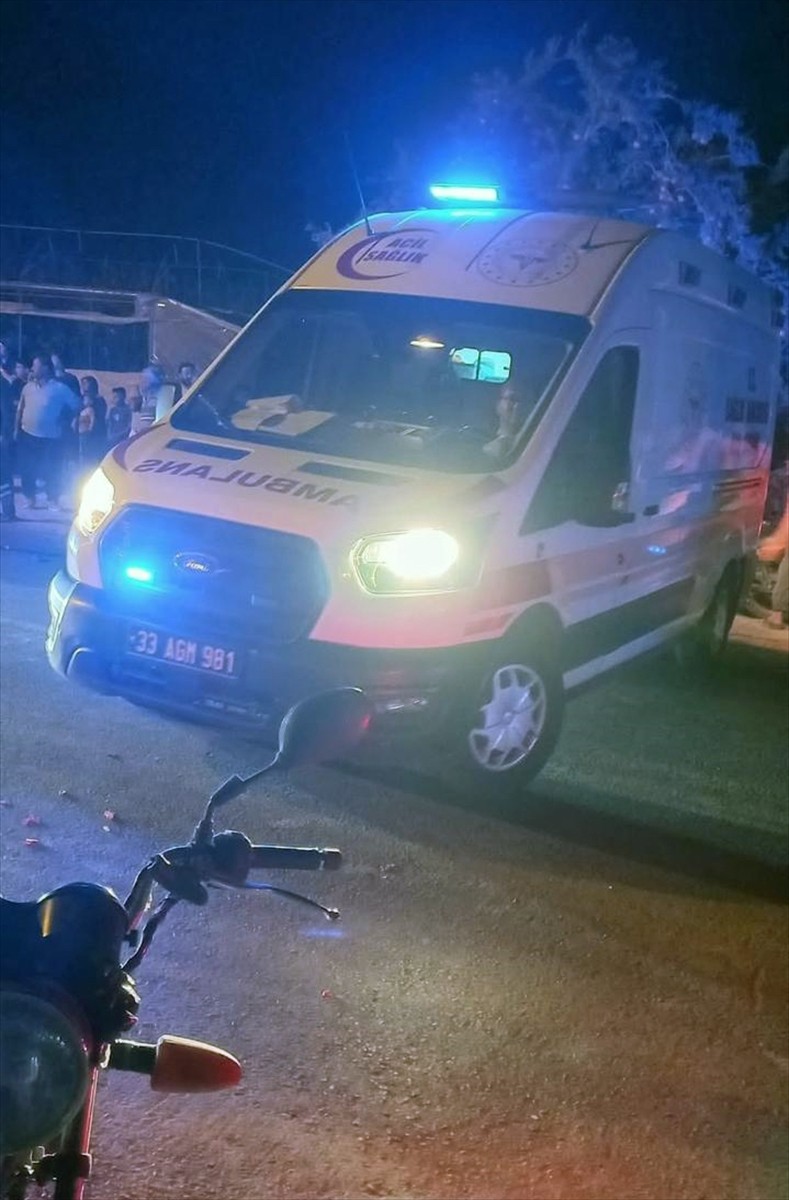 Mersin'in Erdemli ilçesinde kamyonetle çarpışan motosikletin 16 yaşındaki sürücüsü yaşamını...