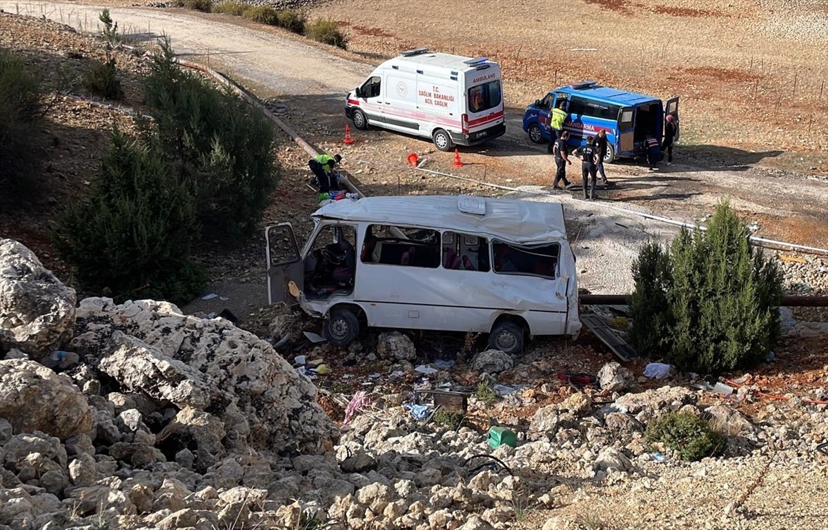 Mersin'in Erdemli ilçesinde tarım işçilerini taşıyan minibüsün şarampole yuvarlanması sonucu 4...