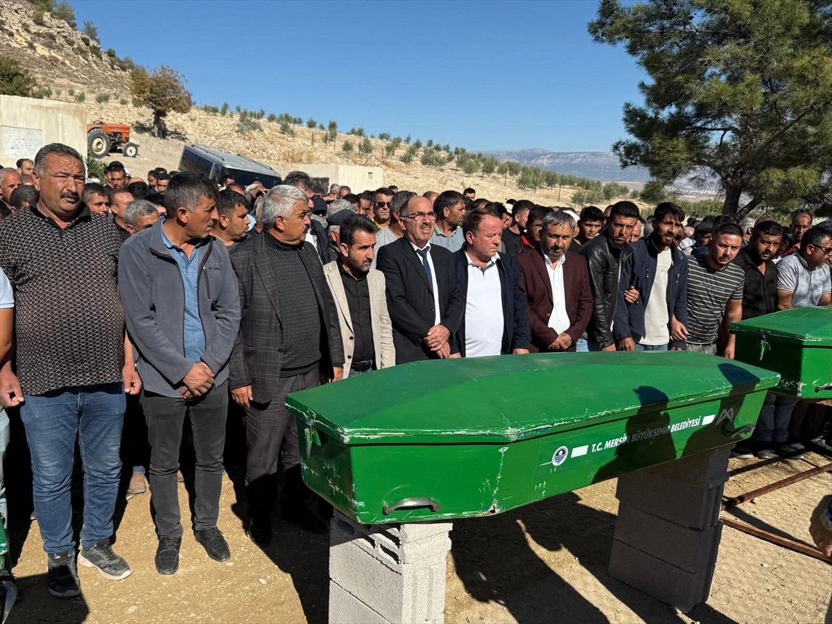 Mersin'in Gülnar ilçesinde otomobilin tarım işçilerini taşıyan midibüsle çarpışması sonucu...