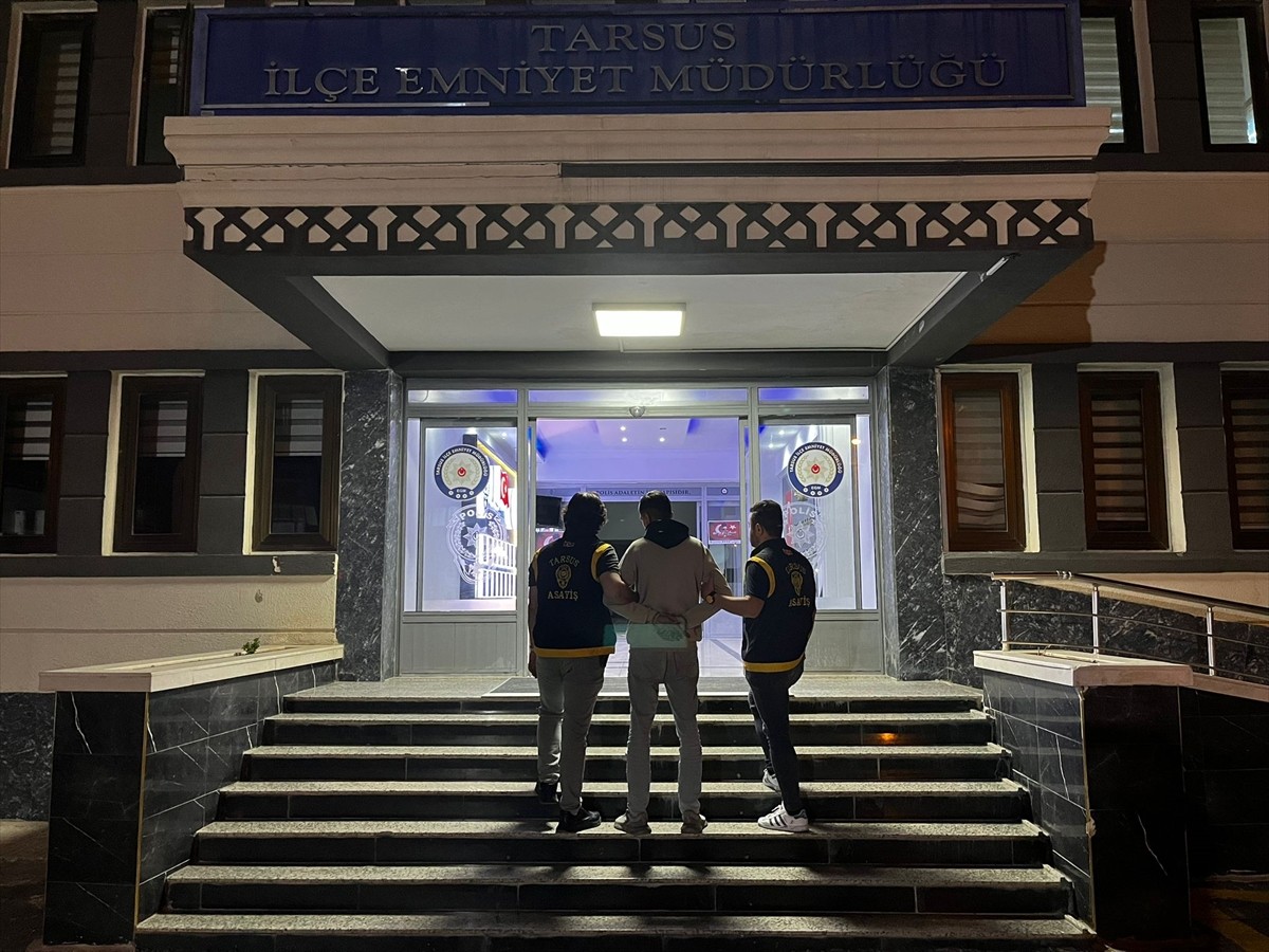 Mersin'in Tarsus ilçesinde oto tamir bakım atölyesi önünde park halindeki 5 aracı yaktığı öne...