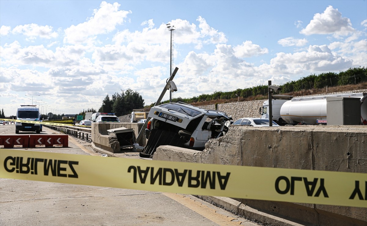 Mersin'in Tarsus ilçesinde otoyol gişelerindeki beton bariyere çarpan otomobildeki 2 kişi yaşamını...
