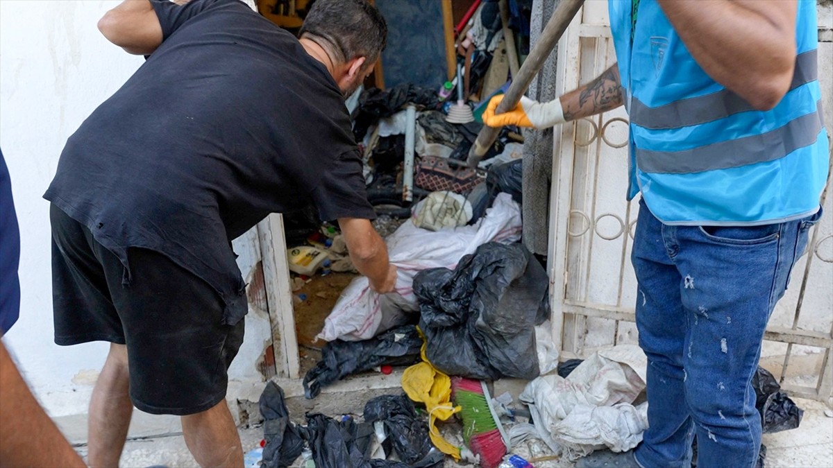 Mersin'in Tarsus ilçesinde vatandaşların "kötü koku yayıldığı" gerekçesiyle ihbarda bulunduğu...