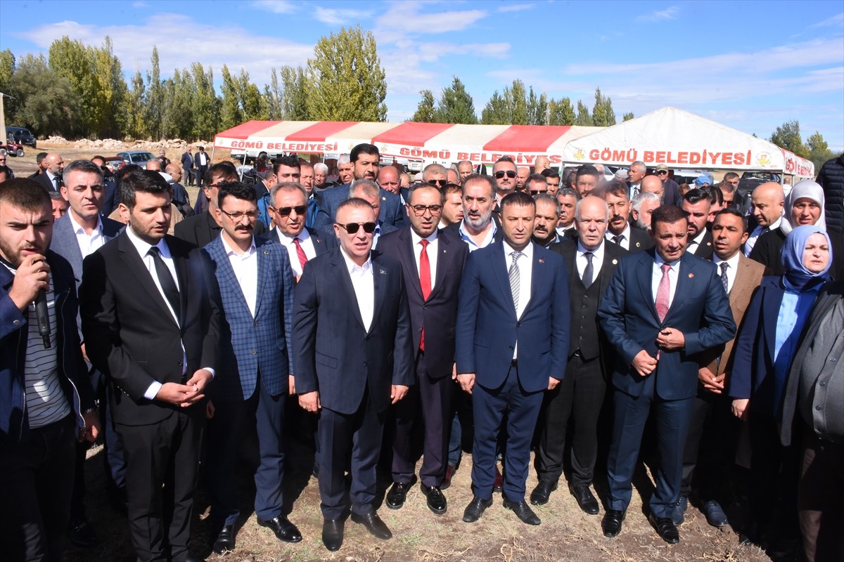 MHP Genel Başkan Yardımcısı İzzet Ulvi Yönter (ön sağ 2), memleketi Afyonkarahisar'ın Emirdağ...