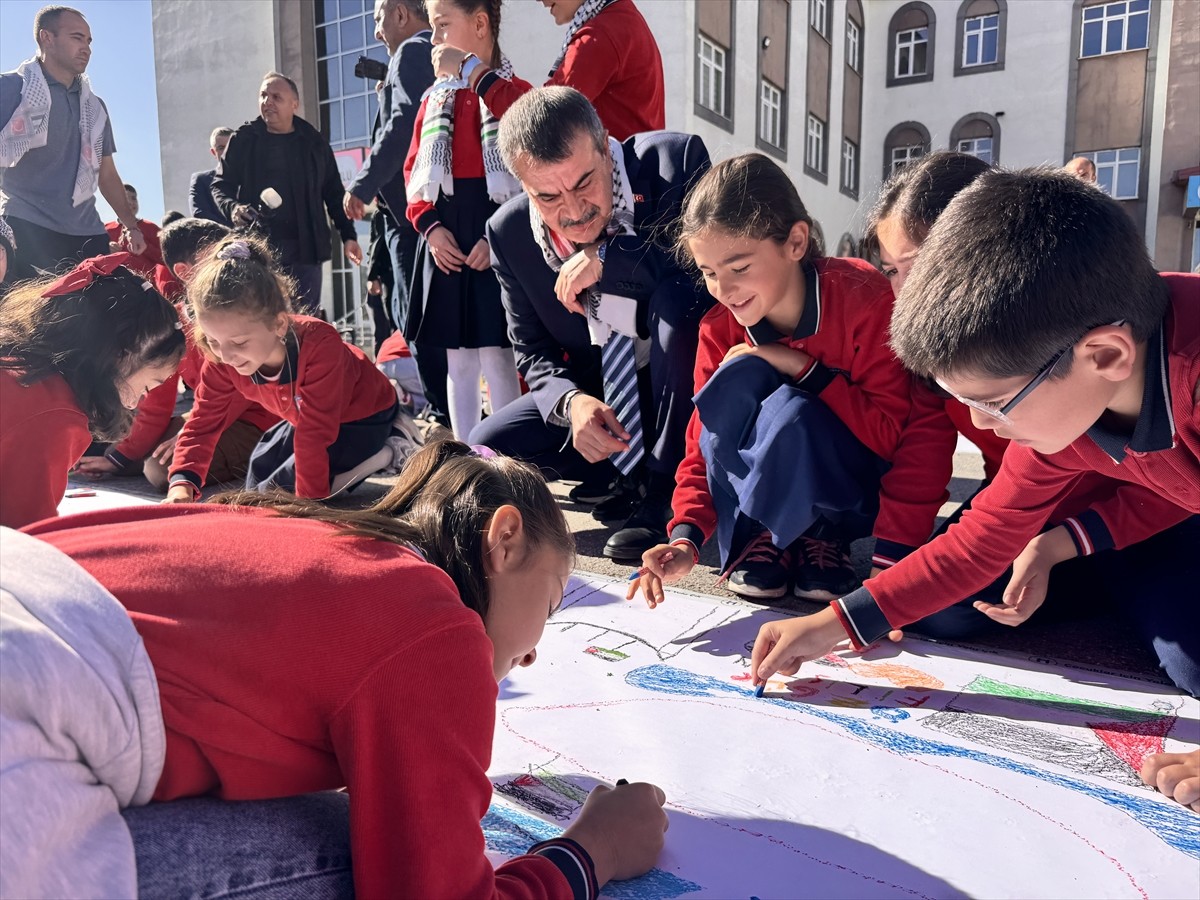 Milli Eğitim Bakanı Yusuf Tekin, bakanlıkça Türkiye'deki tüm okullarda bugün başlatılan "Filistin...