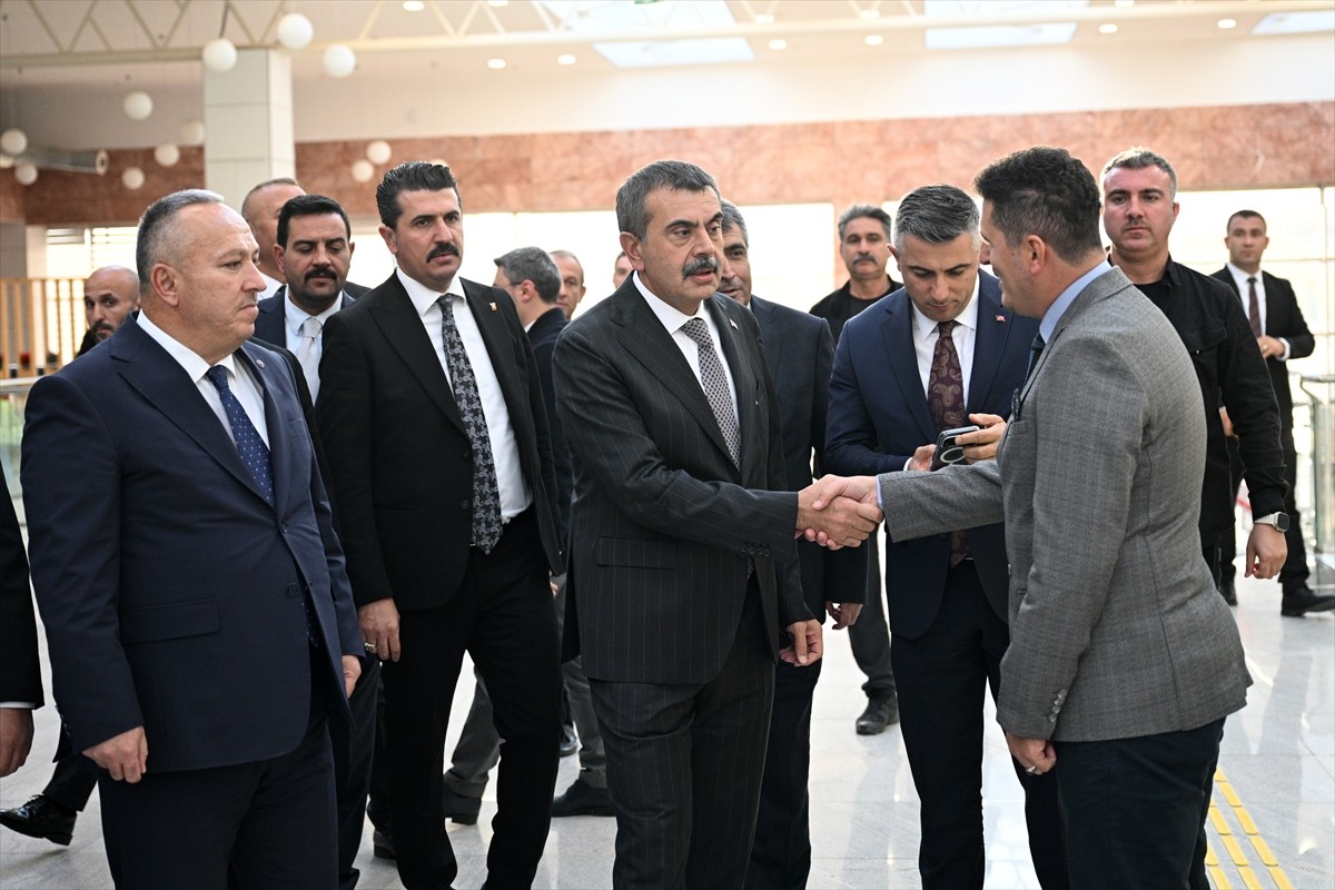 Milli Eğitim Bakanı Yusuf Tekin (ortada), Nevşehir'de düzenlenen "Kim Var" sanat etkinliğine...