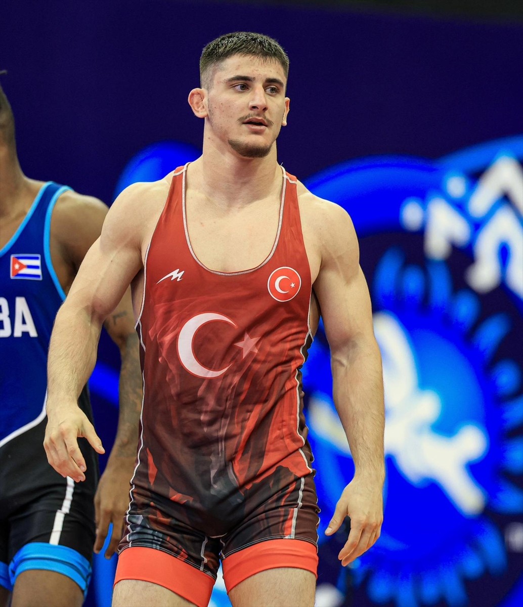 Milli güreşçi Muhammed Halit Özmuş, Sırbistan'da düzenlenen Dünya 23 Yaş Altı Şampiyonası'nda...