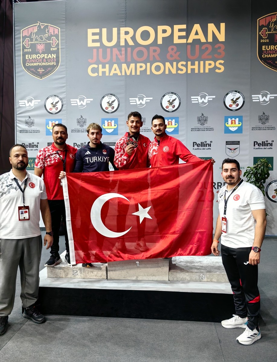 Milli halterci Engin Kara (sağ 3), Gençler ve 23 Yaş Altı Avrupa Şampiyonası'nda 2 bronz...