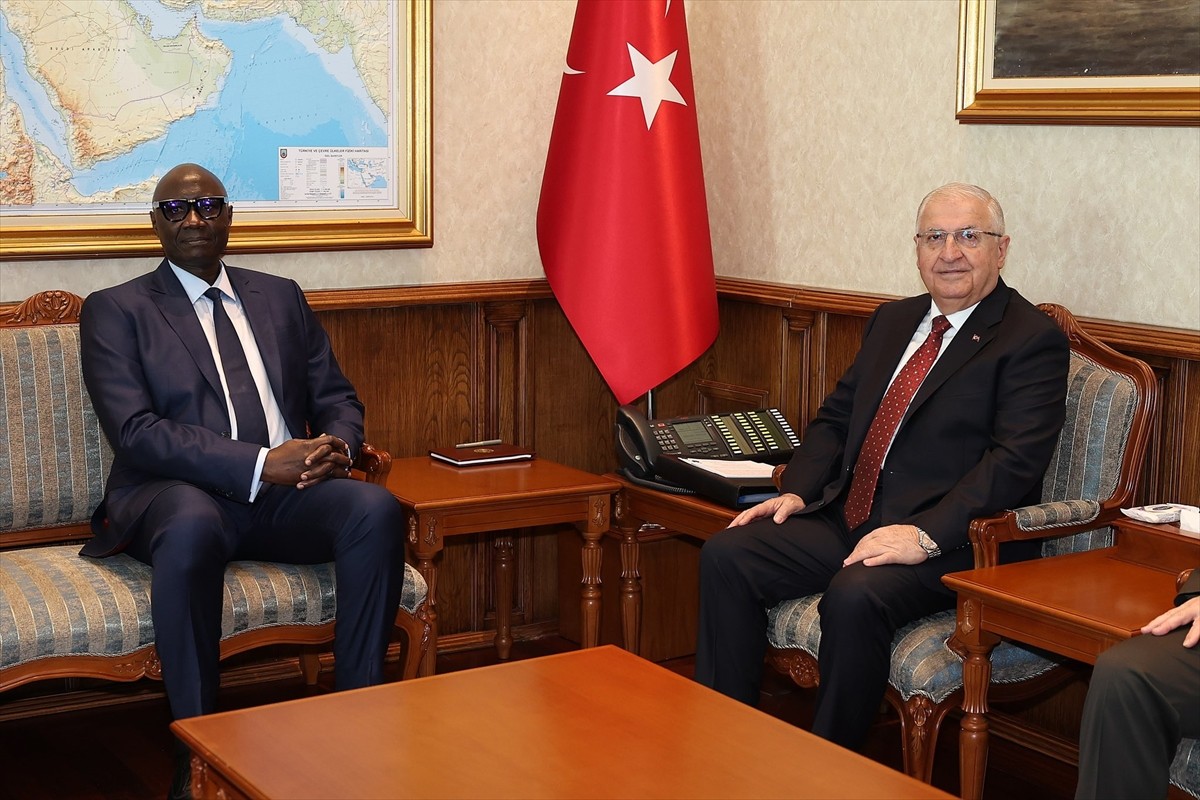 Milli Savunma Bakanı Yaşar Güler, Senegal Silahlı Kuvvetler Bakanı Birame Diop ile bir araya...