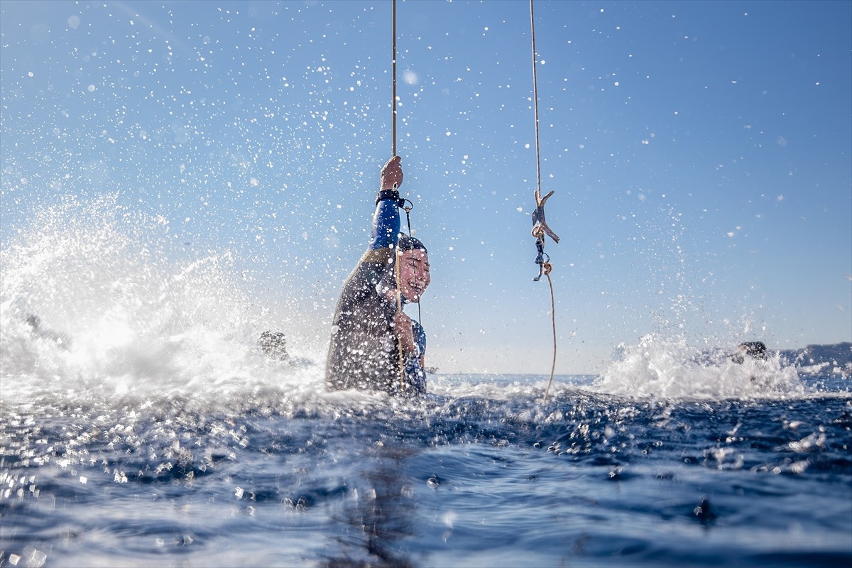 Milli sporcu Şahika Ercümen, Gazze halkına dayanışma mesajı vermek amacıyla Antalya'nın Kaş...