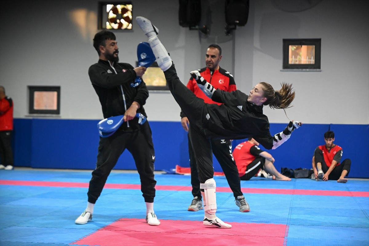 Milli tekvandocu Merve Dinçel Kavurat, üst üste ikinci kez dünya şampiyonu olmayı hedefliyor.