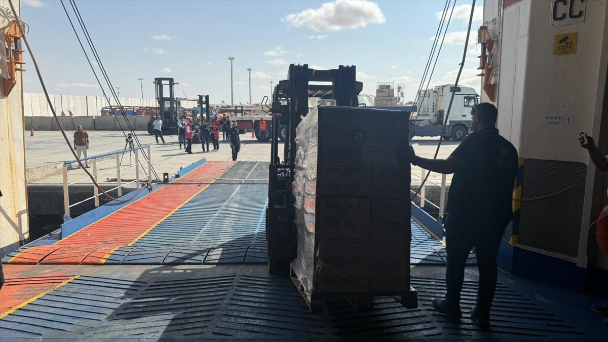 Mısır'ın El-Ariş Limanı'na yanaşan 17. "İyilik Gemisi"ndeki insani yardım malzemeleri, Gazzelilere...