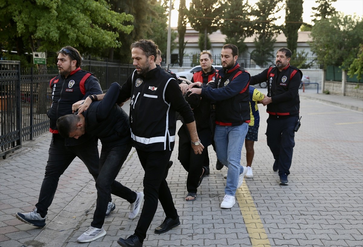 Muğla'nın Fethiye ilçesinde düzenlenen uyuşturucu operasyonunda polise ateş açan 2 şüpheli...