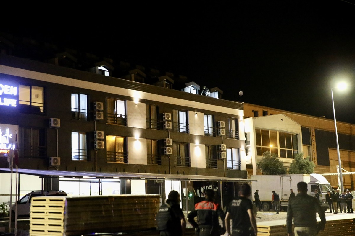 Muğla'nın Fethiye ilçesinde uyuşturucu operasyonunda polise ateş açan 2 şüpheli gözaltına...