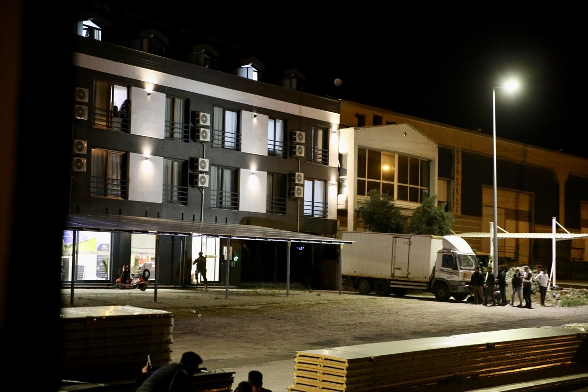 Muğla'nın Fethiye ilçesinde uyuşturucu operasyonunda polise ateş açan 2 şüpheli gözaltına...