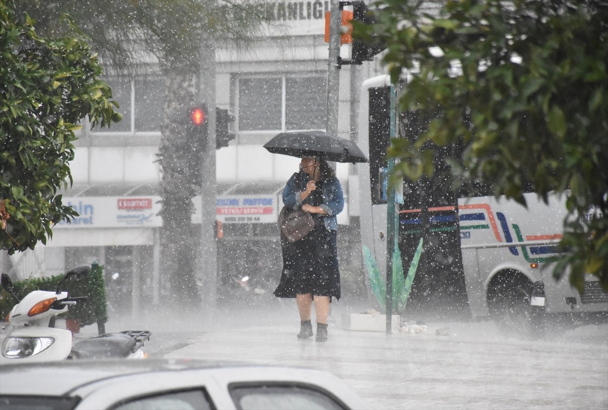 Muğla'nın ilçelerinde sağanak ve fırtına hayatı olumsuz etkiliyor. Bodrum ilçesinde aralıklarla...