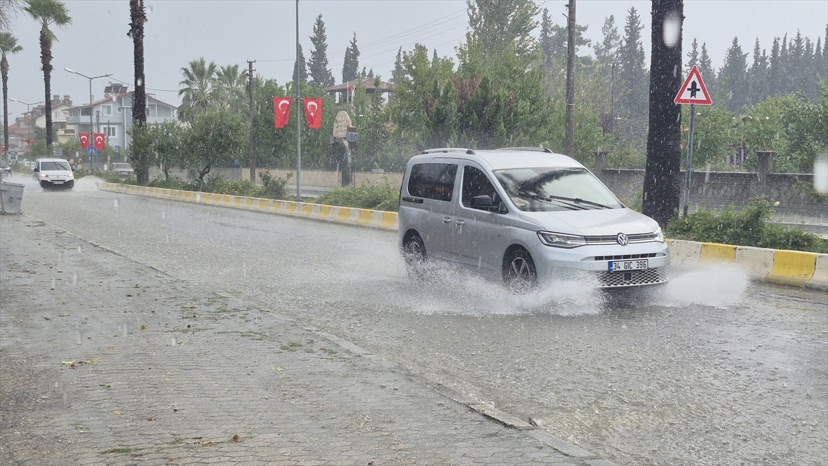 Muğla'nın Köyceğiz ilçesinde etkili olan sağanak nedeniyle cadde ve sokaklar göle döndü.