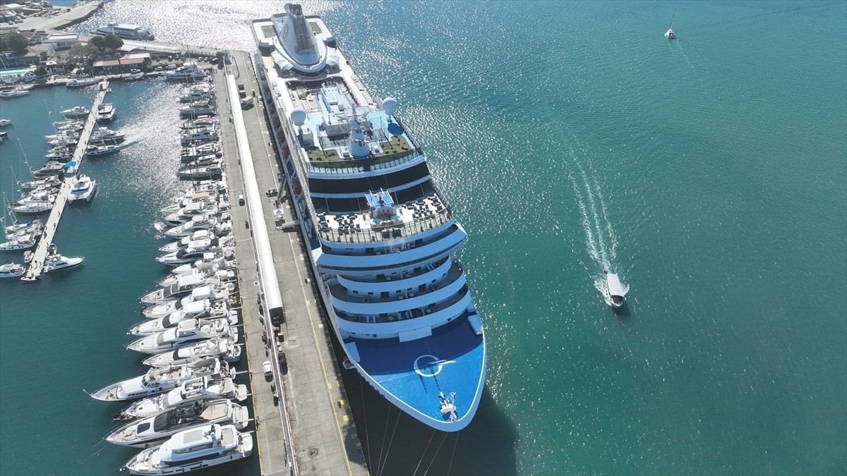 Muğla'nın Marmaris ilçesine "Marina" isimli kruvaziyerle 1194 yolcu geldi. Girit Adası'ndan...